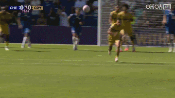 這球有點(diǎn)狠！埃斯特旺飛鏟穆尼奧斯染黃 后者護(hù)腿板都掉出來了...