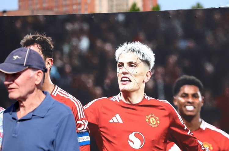 引發(fā)不滿！球迷號(hào)：老特拉福德球場(chǎng)外，有加納喬形象的海報(bào)遭破壞