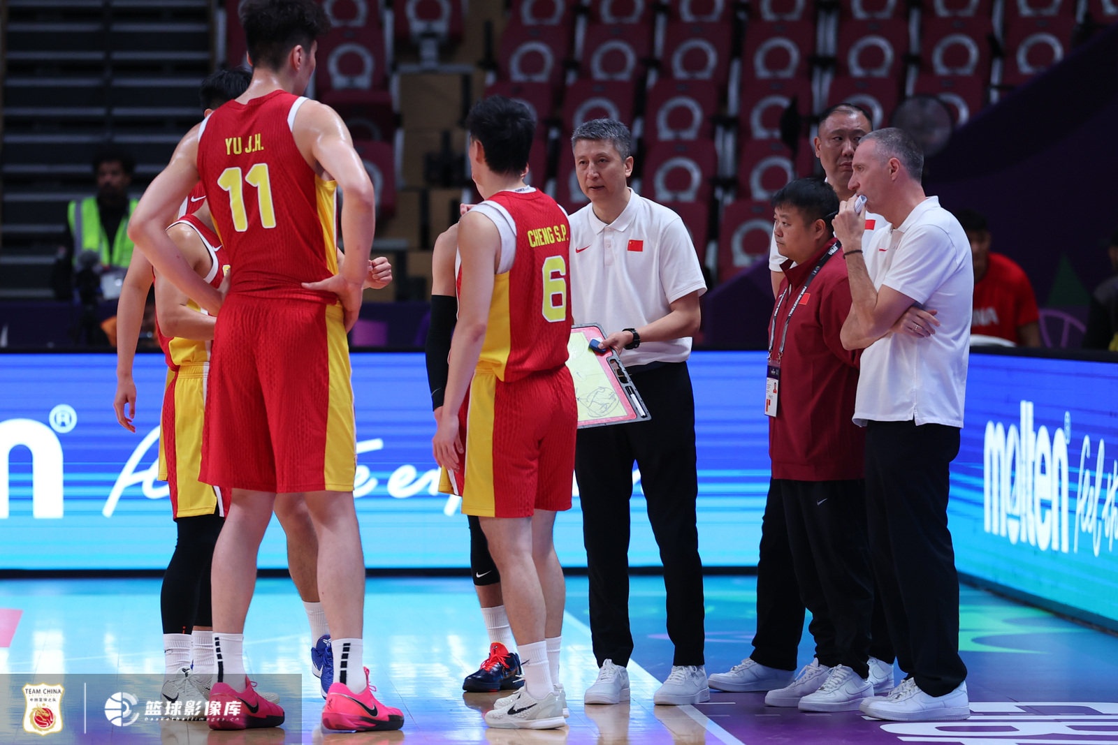 體壇周報：最團(tuán)結(jié)的中國男籃背后，是沖破質(zhì)疑的郭士強(qiáng)