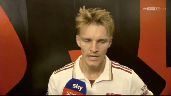 厄德高中場(chǎng)休息還要被采訪引不滿，球迷：荒謬！讓球員去專注比賽