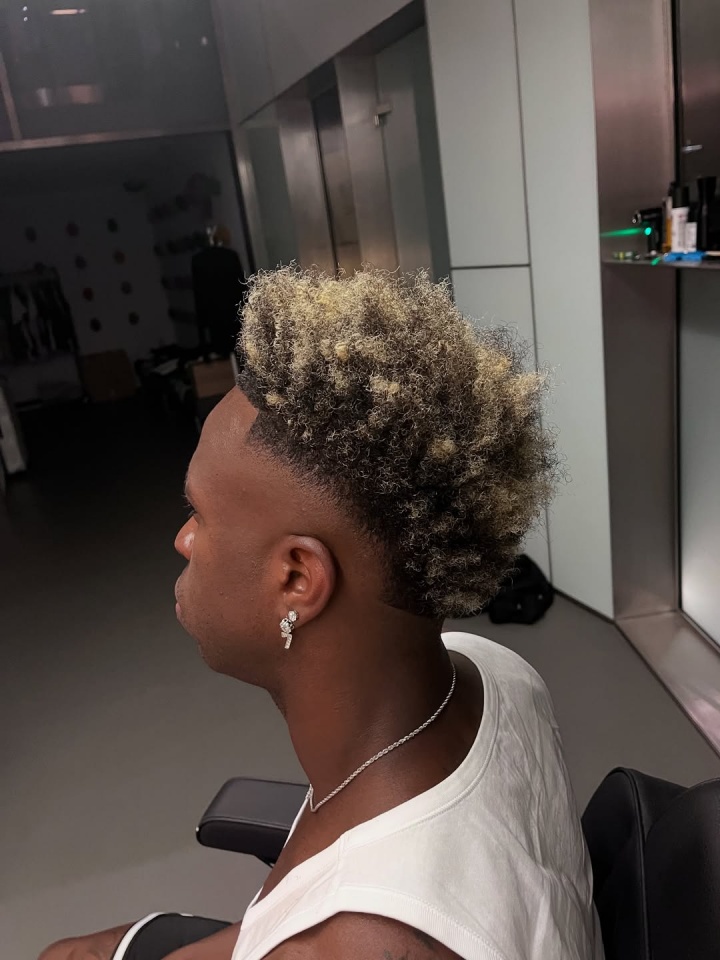 怎么樣？維尼修斯精修一下燙頭的發(fā)型，開啟新賽季征程