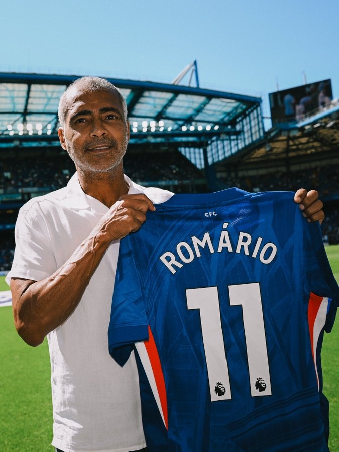 羅馬里奧造訪斯坦福橋并獲贈11號球衣，切爾西官推：足球偶像！