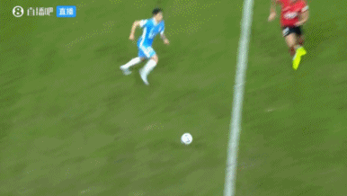 這下有點(diǎn)狠！河南外援馬亞大動(dòng)作下地鏟倒費(fèi)利佩，吃到黃牌