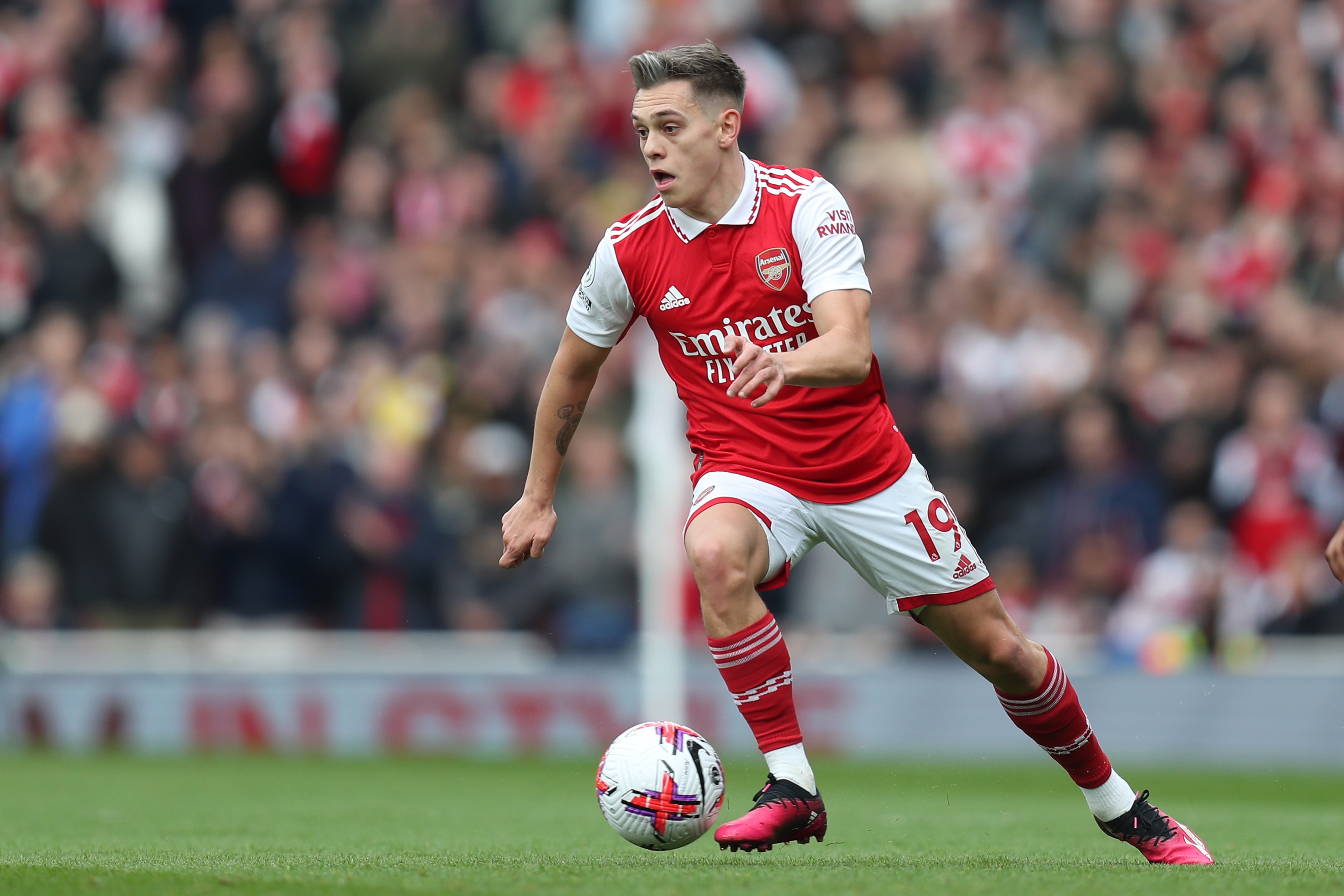 鏡報：阿森納欲補強左翼需先賣人，小蜜蜂維拉有意特羅薩德