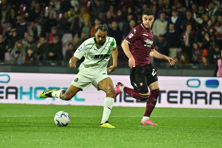 記者：費(fèi)內(nèi)巴切再次嘗試簽勞里恩特，薩索洛要價(jià)2000萬(wàn)歐