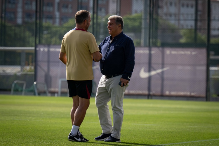 TA：巴薩引援結(jié)束，俱樂部專注完成馬丁&什琴斯尼&巴德吉的注冊