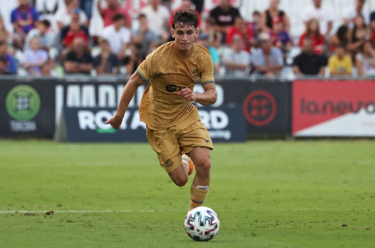 每體：卡薩多面臨去留抉擇，巴薩愿聽取報(bào)價(jià)但不會(huì)強(qiáng)迫球員離隊(duì)