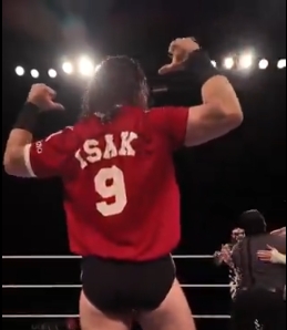 貼臉開大??摔角手向紐卡觀眾展示利物浦球衣，印號(hào)是9號(hào)伊薩克