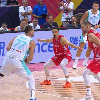 撤步超遠(yuǎn)三分一箭穿心！東契奇做下壓手勢(shì)霸氣慶祝