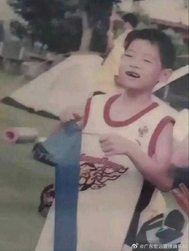 奇妙的緣分！廣東官方曬老照片：崔永熙小時候穿過宏遠球衣