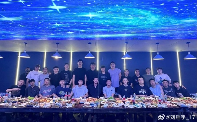 劉雁宇更博曬昔日隊(duì)友合照：聚也不是開始 散也不是結(jié)束！