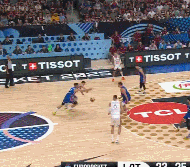 別受傷了！約基奇斷球后一條龍打成2+1 落地踉蹌重重砸在籃架上