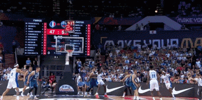 時(shí)間剛剛好！庫(kù)利巴利后撤步晃開防守 三分壓哨洞穿籃心