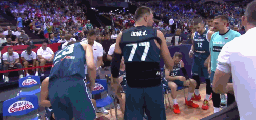 ???♂?看不下去！東契奇從教練手中拿過戰(zhàn)術(shù)板直接指導(dǎo)隊友