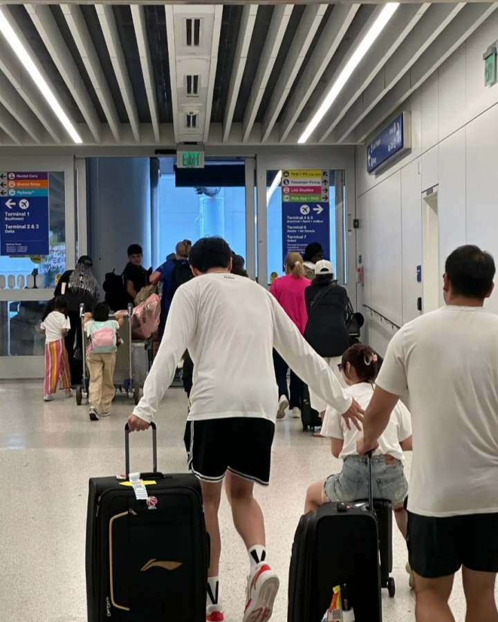 女友也在洛杉磯陪同！楊瀚森近期洛杉磯特訓(xùn) 網(wǎng)友偶遇楊和其女友