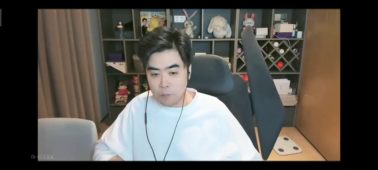 真調(diào)皮！阿門晃開女子&拒絕比心 多米尼克-巴洛還給了個(gè)掩護(hù)