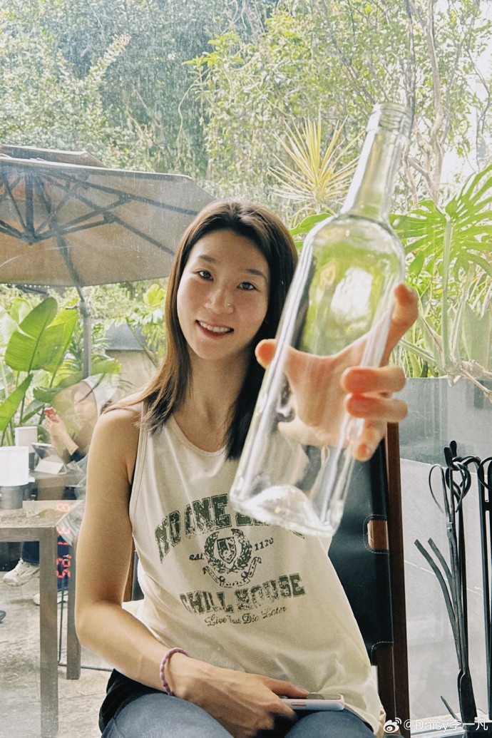 有點(diǎn)甜！李一凡曬個(gè)人美照：人嘛 開開心心就好??