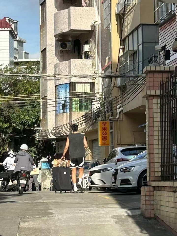 加盟廣東！媒體人曬圖：這一看就是焦泊喬 一個(gè)人提著行李就來(lái)了