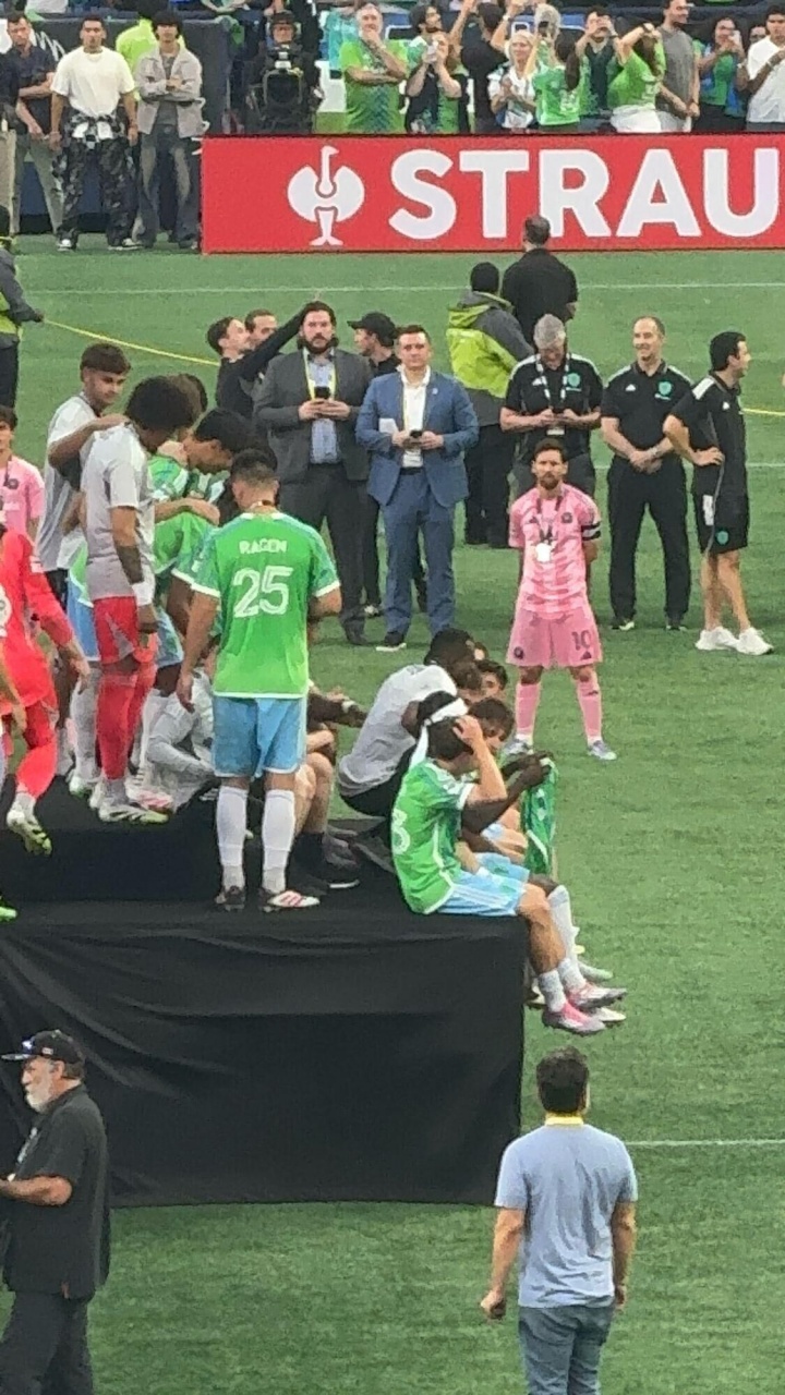 給予對手尊重，梅西賽后在場內看西雅圖海灣人頒獎儀式