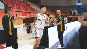 地滑之秀！馬來西亞U16球員出場時摔倒險成飛鏟 教練組集體受驚