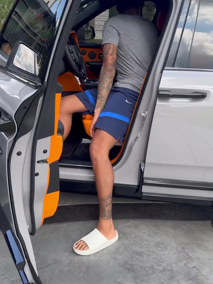 一團(tuán)亂??網(wǎng)傳邁阿密、西雅圖球迷群毆，互扔雜物+揮棍打人