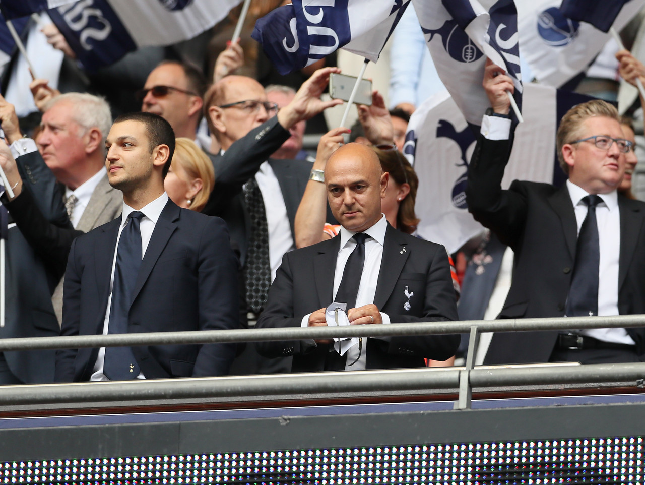 BBC曝?zé)岽虣?quán)利斗爭：喬-劉易斯的子女力促列維下課