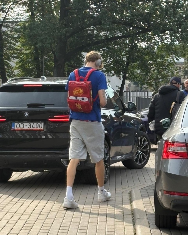 背上我心愛(ài)的小書(shū)包！賽前穆里寧背著一個(gè)卡通小書(shū)包前往球館