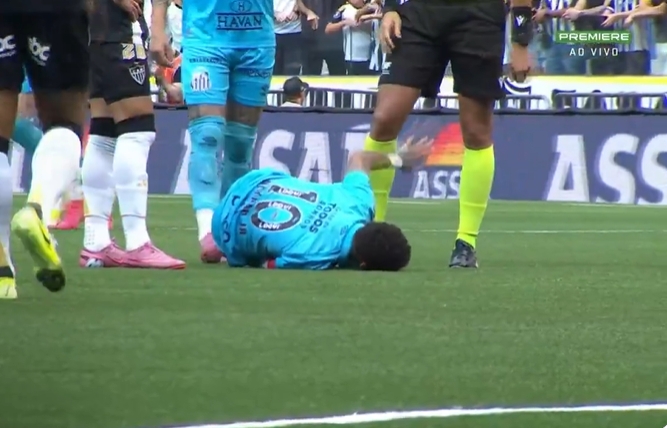 開場一分鐘就扭腳！內(nèi)馬爾賽后怒噴：這人工草皮就是屎！??