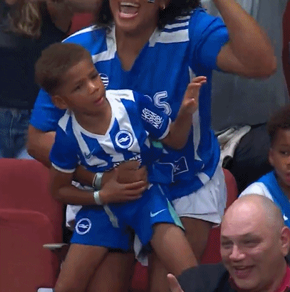 可愛捏！字母哥的太太瑪麗亞抱著小字母激情慶祝