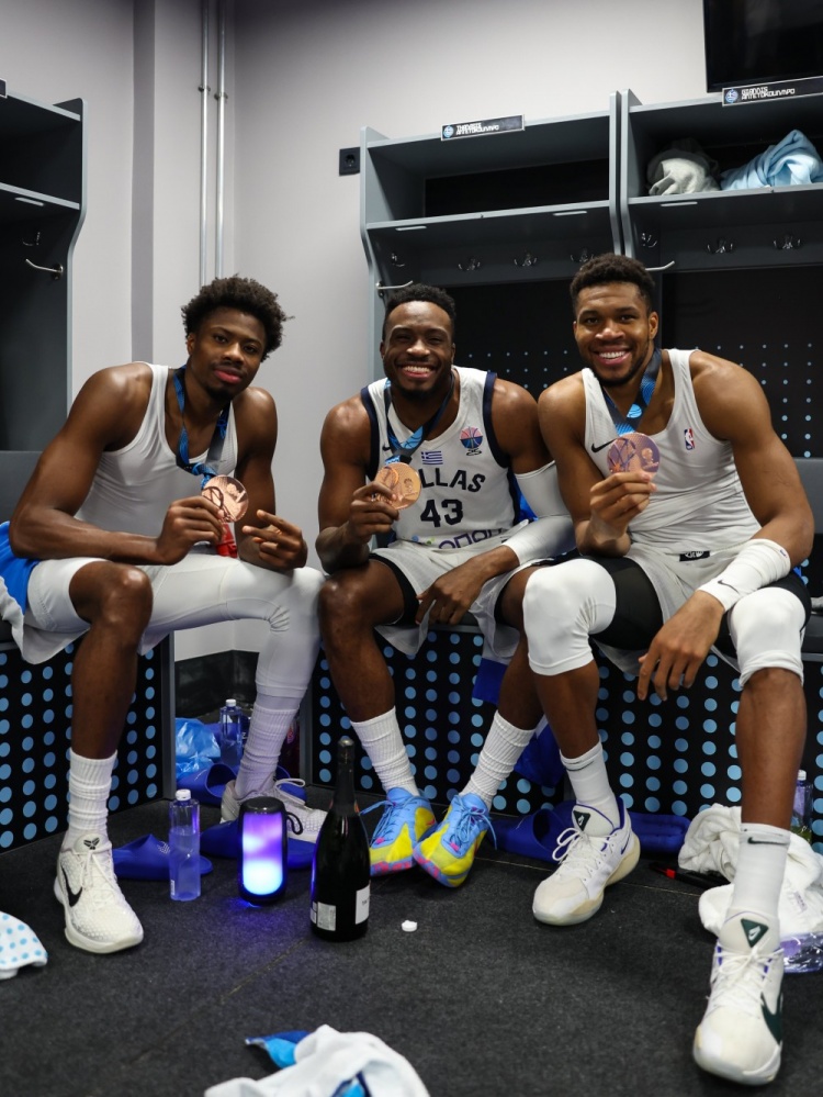 一次賽事三枚銅牌！字母哥曬三兄弟奪得銅牌后的合照