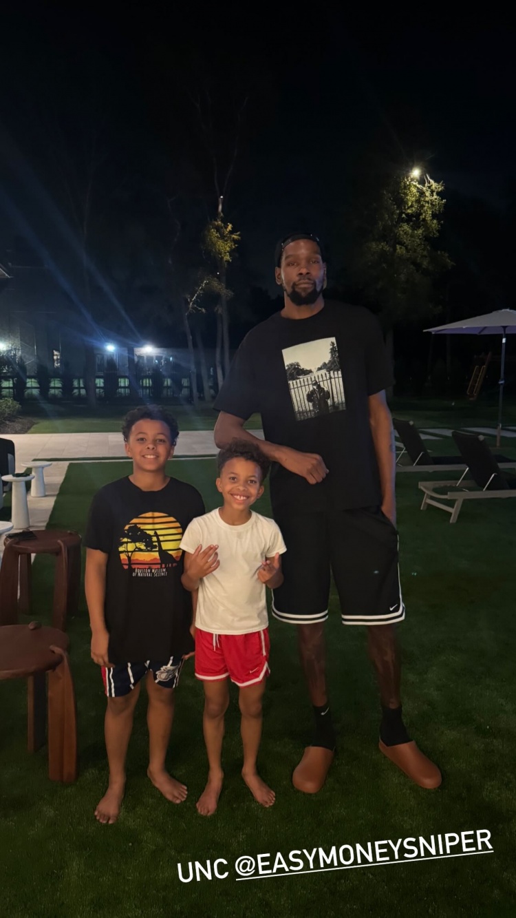 KD到休城了？火箭球探奧古斯汀曬兒子與杜蘭特合照 2人是大學(xué)隊(duì)友