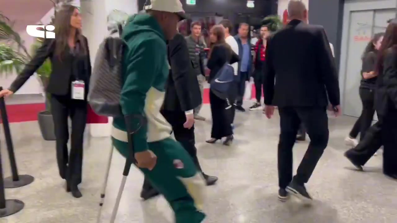 看上去傷情并不樂觀！邁尼昂被拍到在米蘭賽后拄拐離開