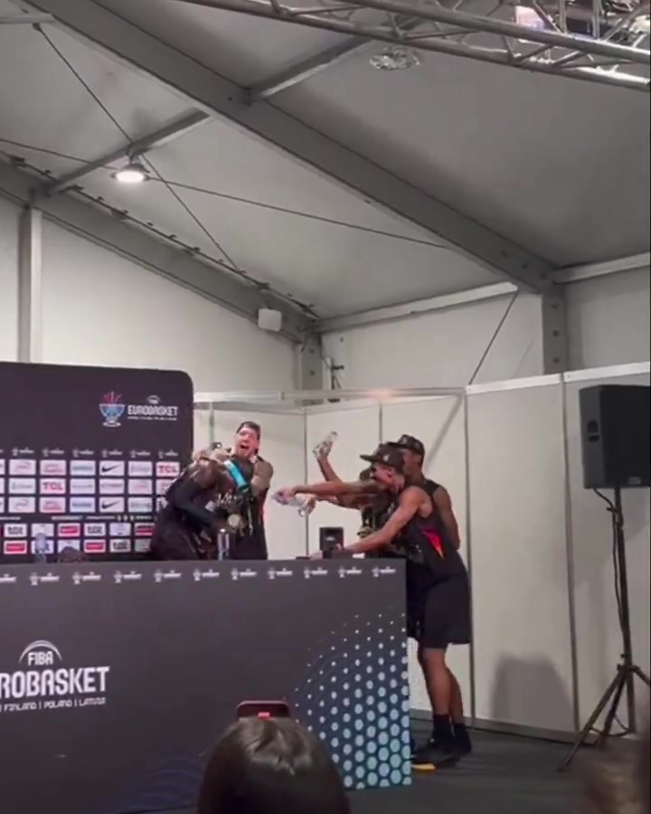 生日夜奪冠+MVP！施羅德賽后新聞發(fā)布會(huì)被隊(duì)友潑水慶生&唱生日歌