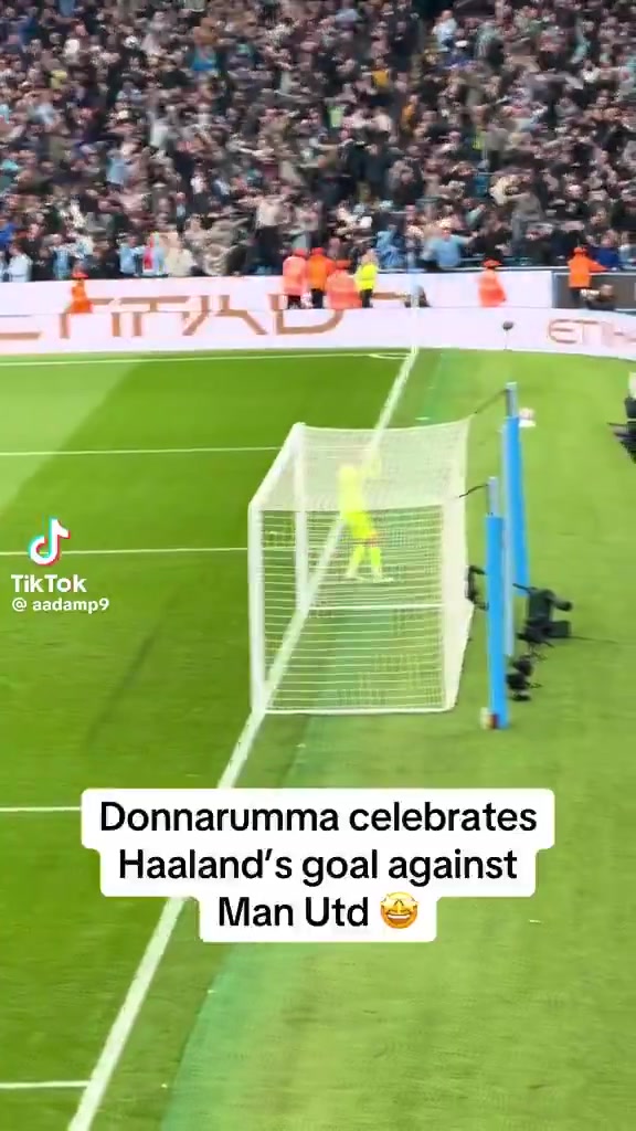 完美首秀！哈蘭德破門(mén)后，多納魯馬面向主場(chǎng)球迷激情滑跪慶祝