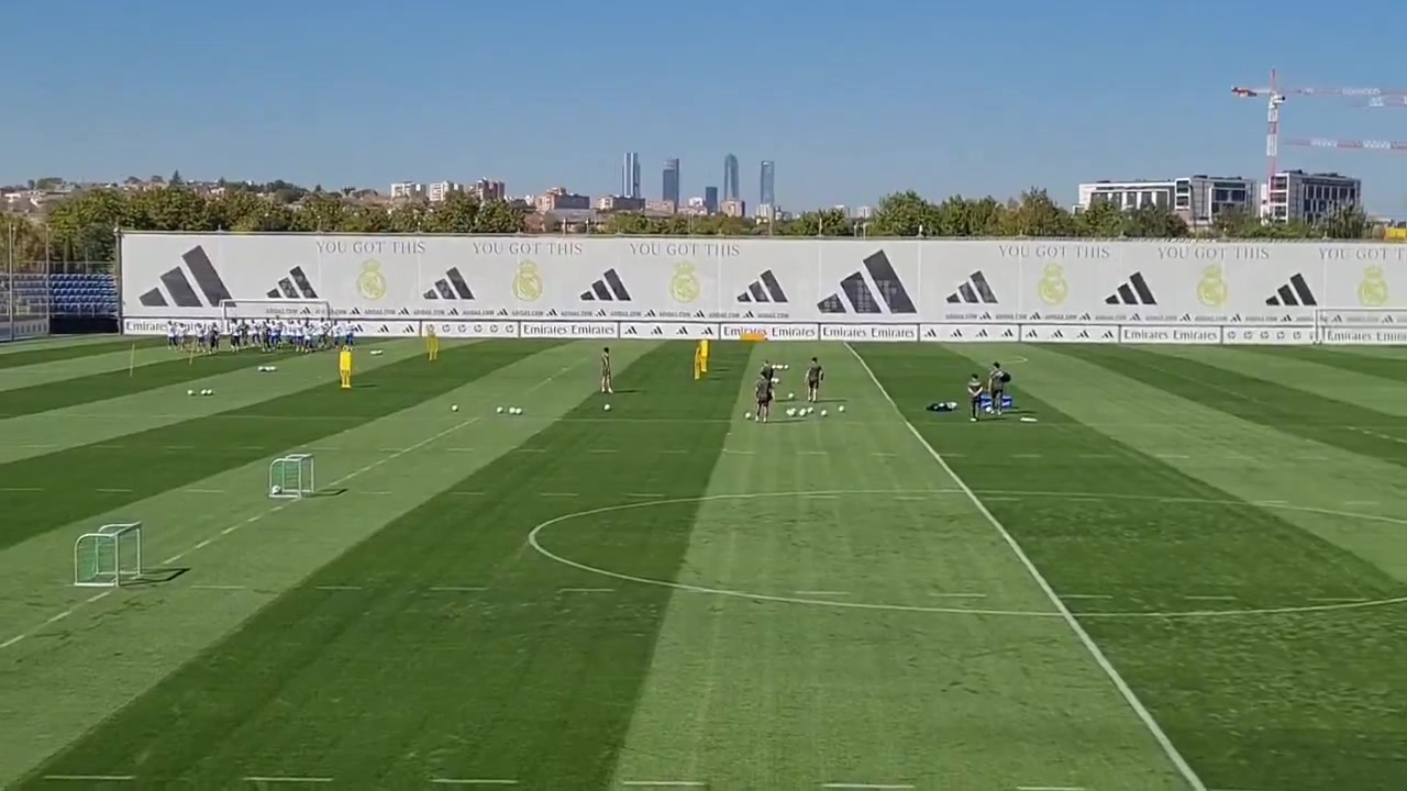 記者：由于歐冠賽前興奮劑檢查，皇馬訓(xùn)練時間推遲了一個小時