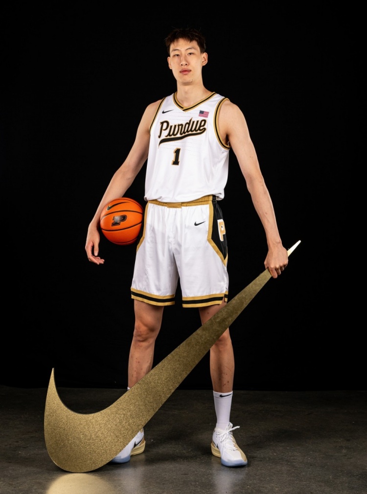 要被瘋搶了！媒體人：晚上快12點(diǎn) 普度大學(xué)教練組依然在等郇斯楠