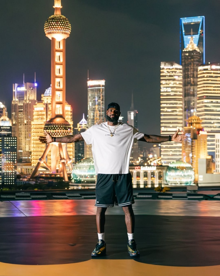 僅用時5分鐘！攝影師回顧在上海外灘樓頂為詹姆斯拍攝宣傳照