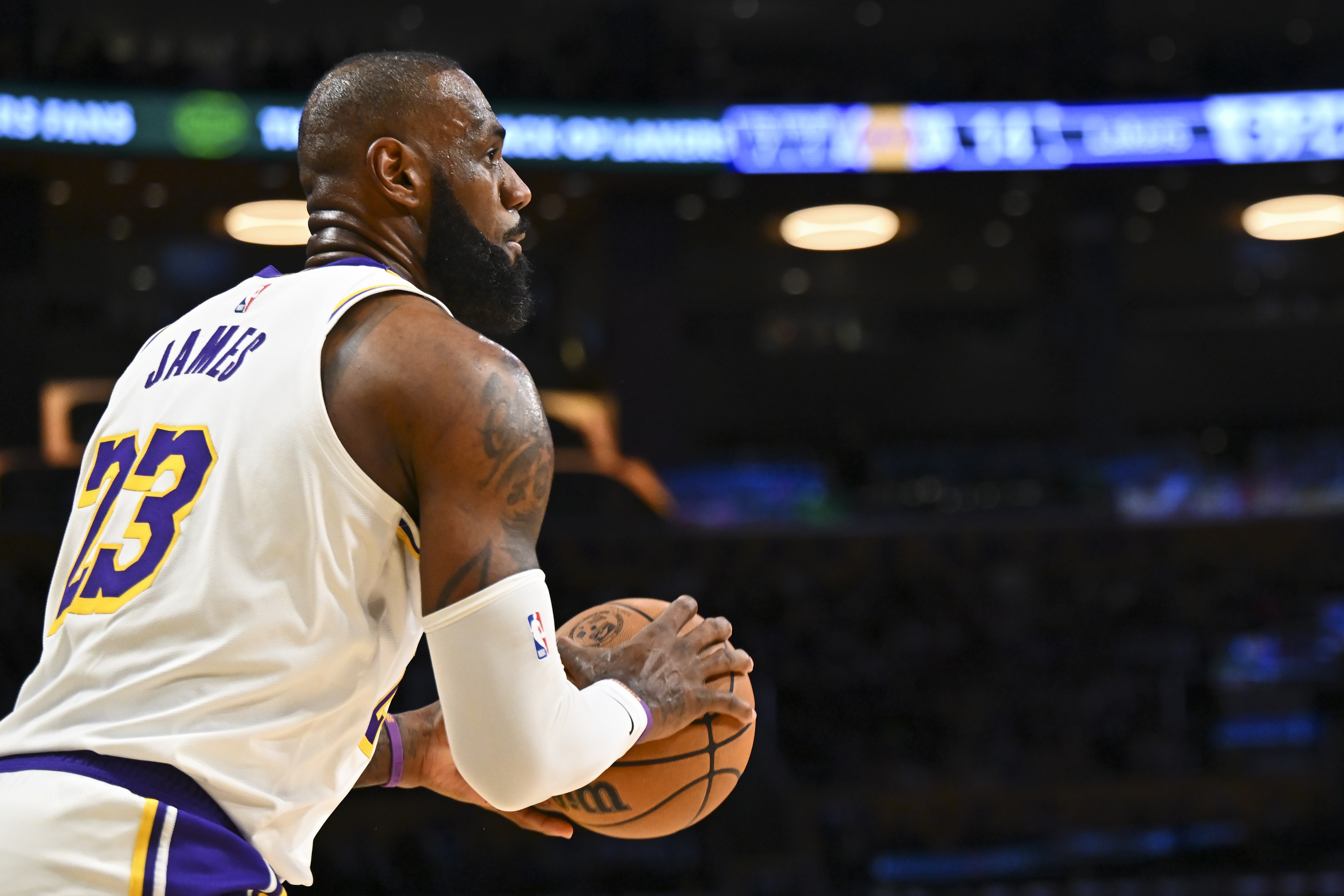 詹姆斯沒(méi)標(biāo)志性動(dòng)作？查爾莫斯：他標(biāo)志性動(dòng)作是三分線外突施冷箭