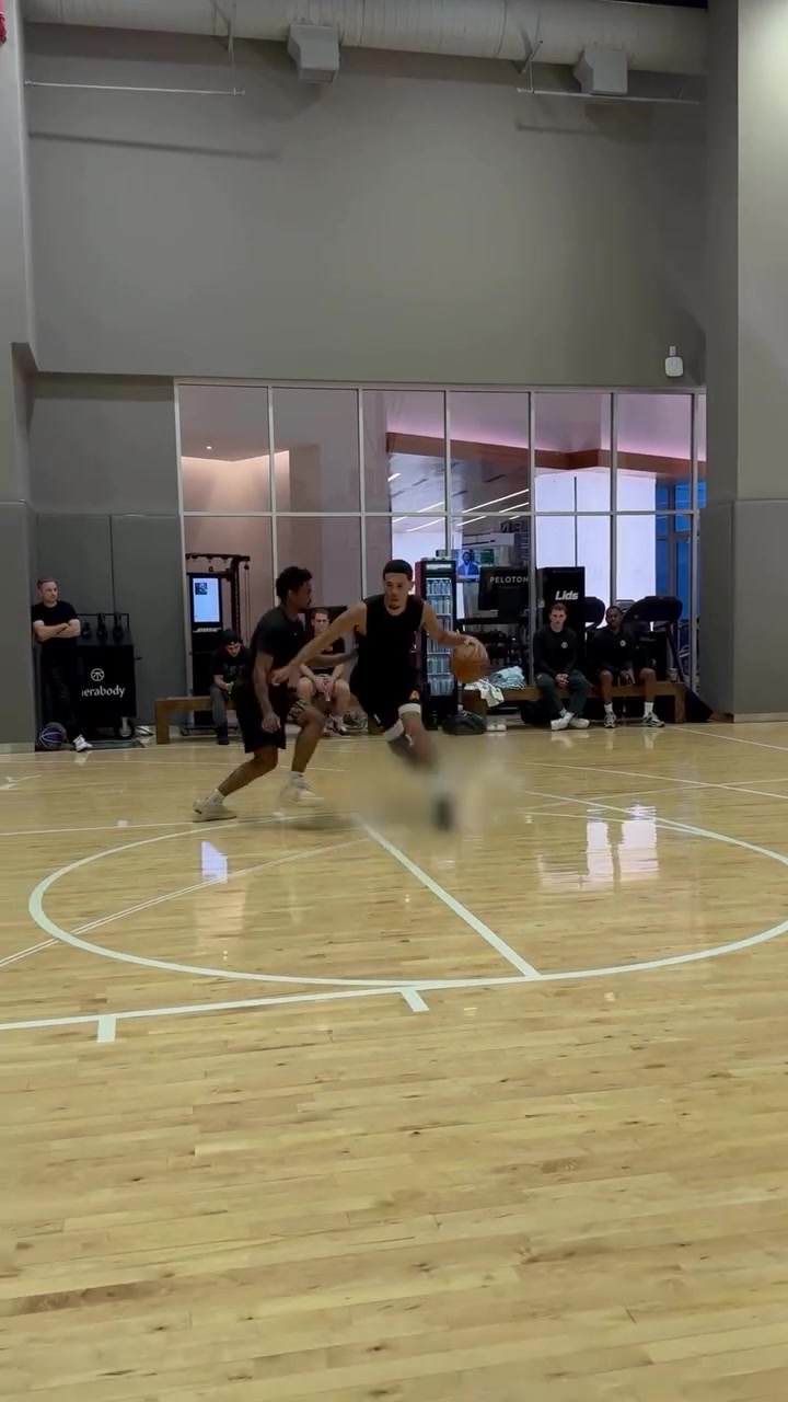 留點(diǎn)懸念！訓(xùn)練師曬布克訓(xùn)練集錦 上腳最新簽名鞋但被打上馬賽克