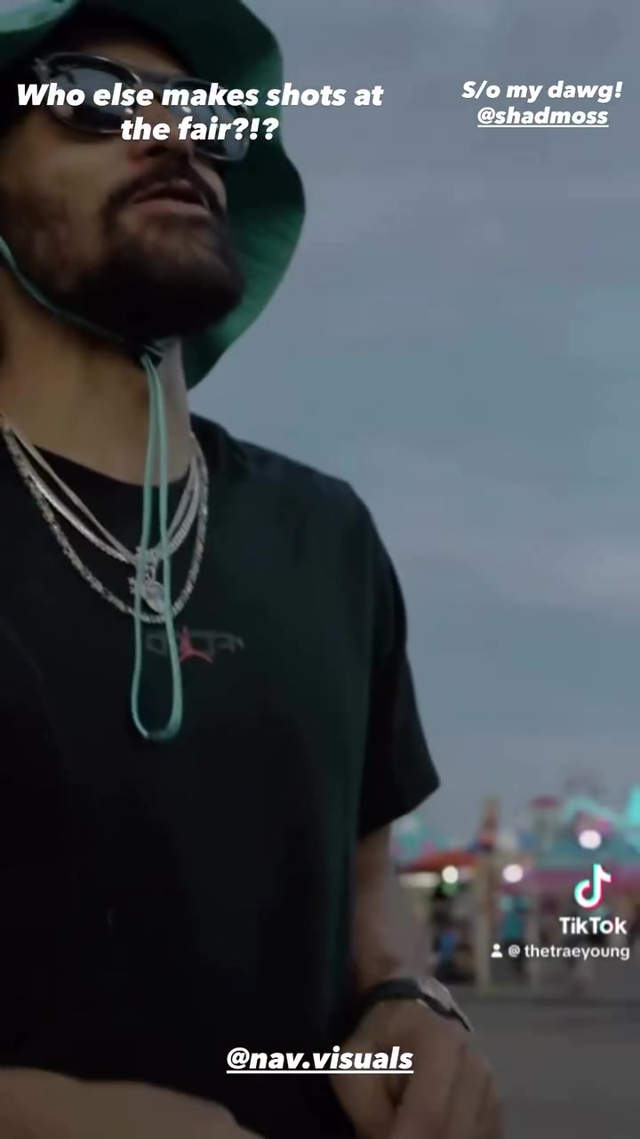 滿級(jí)大佬突襲新手村！特雷-楊游樂場(chǎng)玩投籃游戲 連進(jìn)6個(gè)拿走獎(jiǎng)品