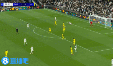 這下夠痛...西蒙斯底線救球后滑出底線，給場邊廣告牌都撞壞了