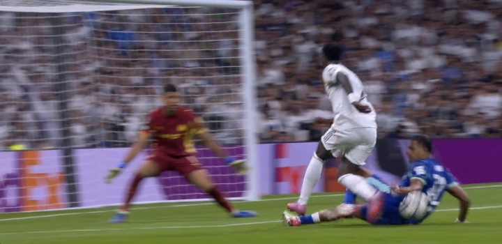 梅迪納反彈手球被判點！姆巴佩點射雙響，皇馬反超比分！