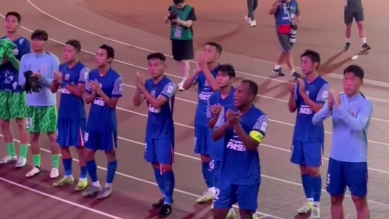 上海申花亞冠首輪客場(chǎng)不敵江原FC 賽后申花遠(yuǎn)征球迷高聲鼓勵(lì)球隊(duì)