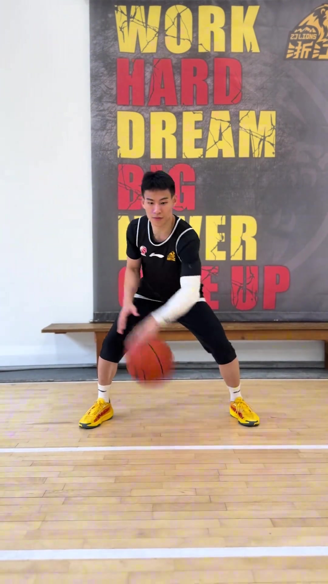 基本功扎實！林秉圣曬訓(xùn)練視頻：單球運球練習(xí)