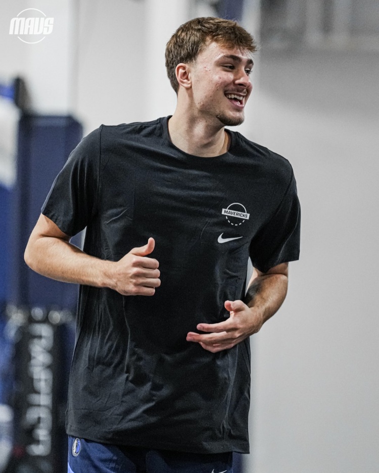 期待新賽季！獨(dú)行俠曬訓(xùn)練照：狀元弗拉格&華盛頓&新援拉塞爾在列