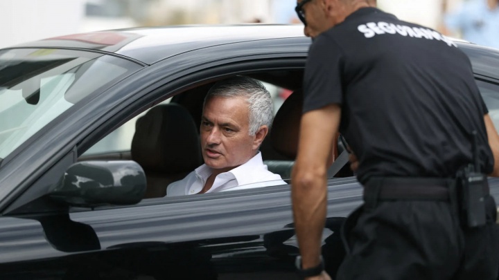 太有實力了！穆里尼奧駕駛法拉利抵達(dá)，準(zhǔn)備與本菲卡正式簽約