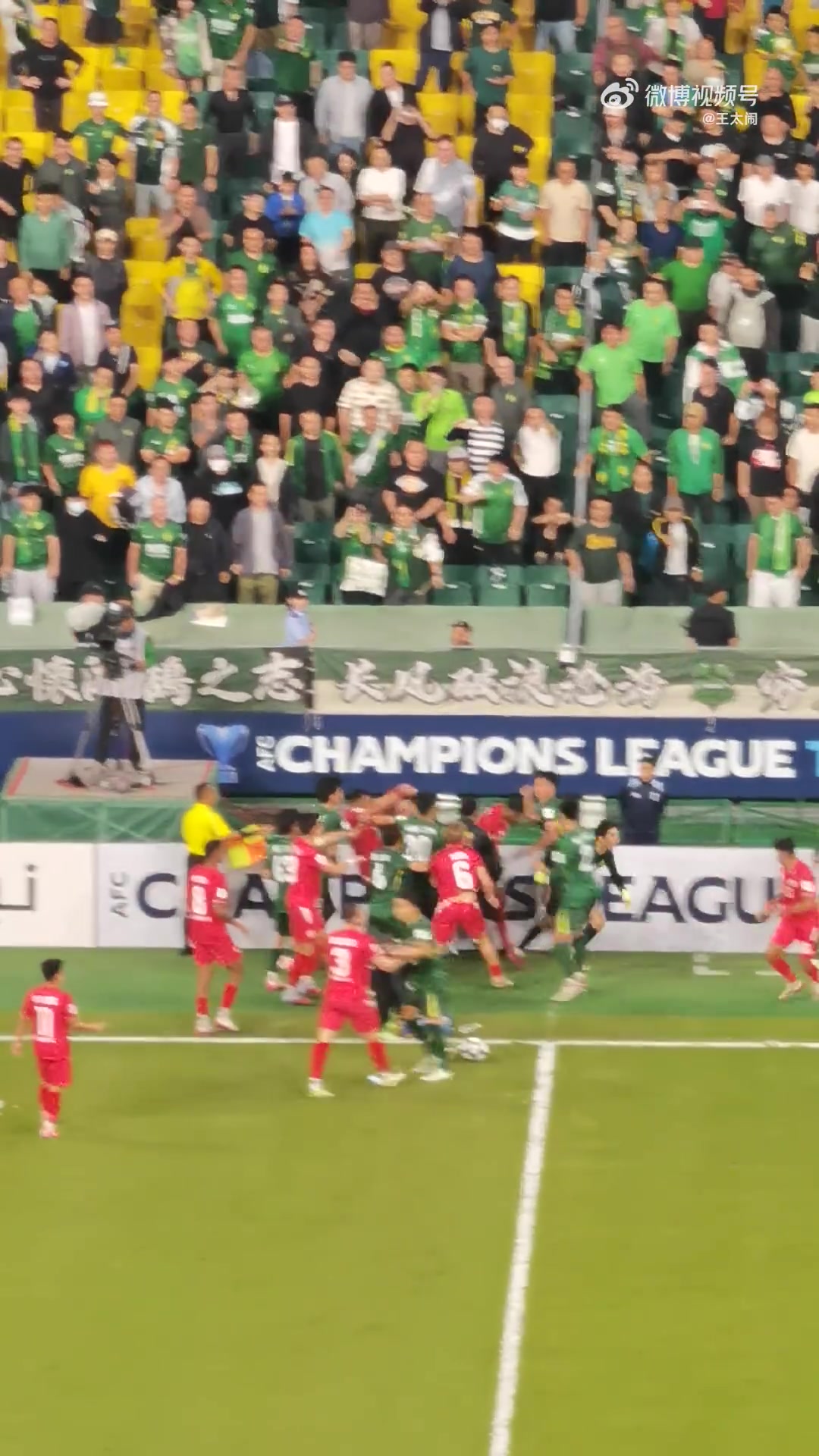 第80分鐘，國安和河內(nèi)球員爆發(fā)激烈沖突，觀眾朝場內(nèi)扔下水瓶