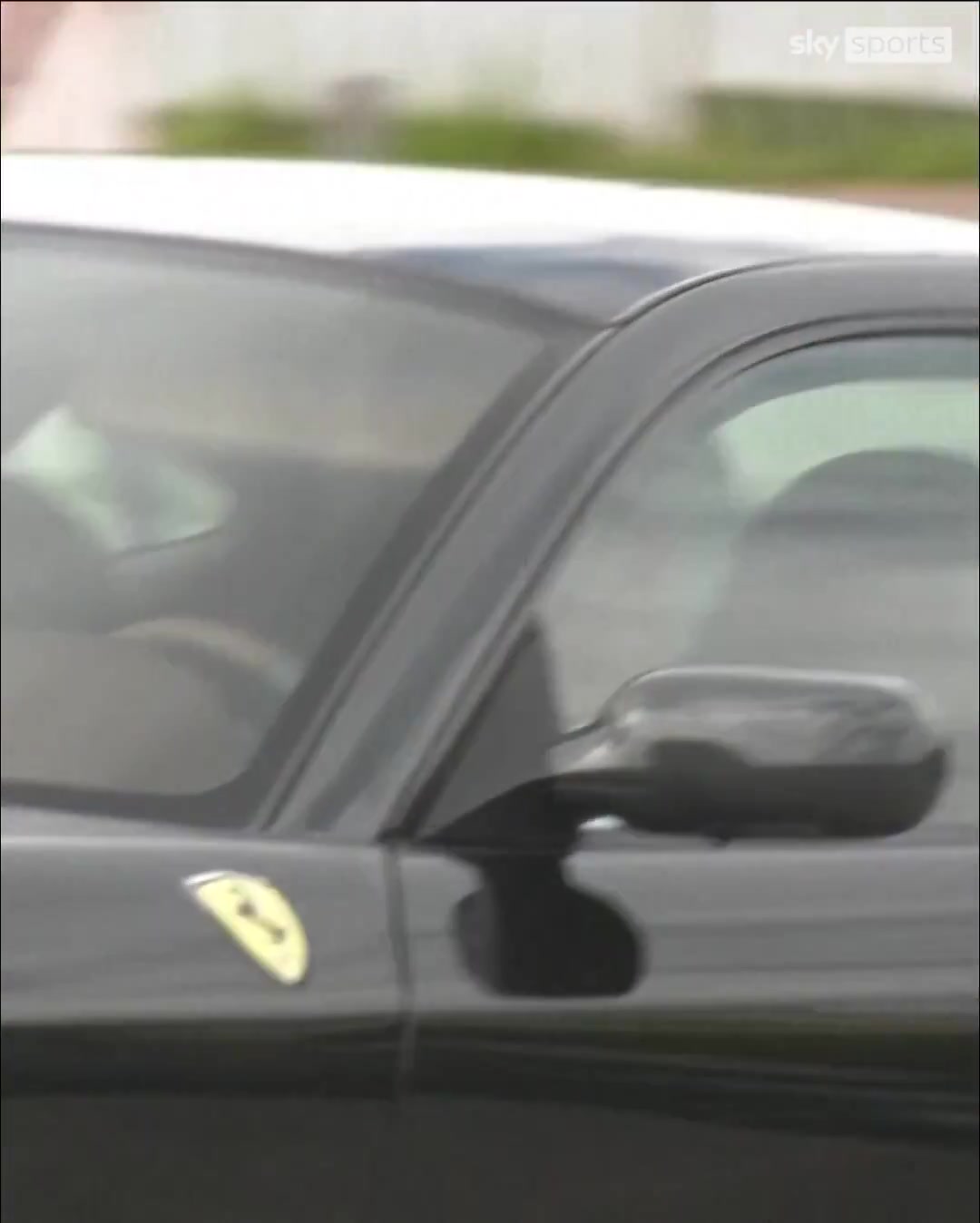 他來了！穆里尼奧親駕法拉利抵達(dá)本菲卡，正式開啟執(zhí)教生涯新篇章