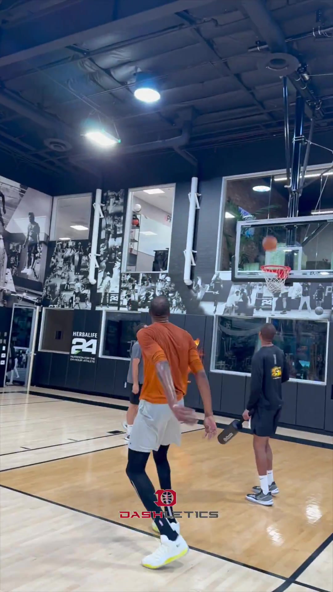 杜蘭特訓(xùn)練秀絕活：超大幅度變向后出手 大跨步后轉(zhuǎn)身無解中投！