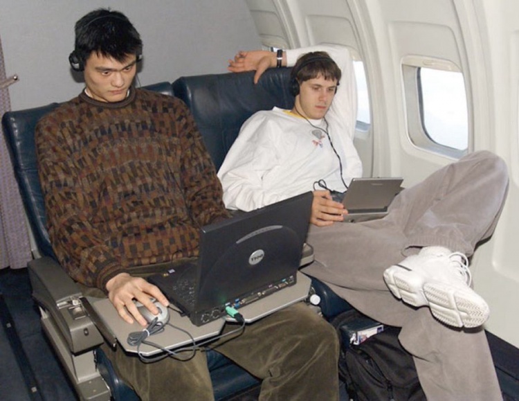 美媒曬姚明新秀年在飛機上玩過山車大亨 隊友：他玩的是戰(zhàn)火英雄